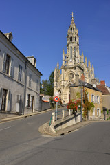 Obraz premium Regard sur la basilique de Châteauneuf-sur-Cher (18190), département du Cher en région Centre-Val de Loire, France 