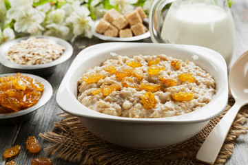 Oatmeal with raisin