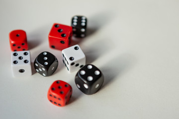 Juegos de mesa, dados, cartas, cubo rubik y libretas