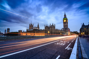 Fototapeta na wymiar Blick von der Westminster Brücke auf das Parlamentsgebäude und den Glockenturm Big Ben