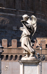 Obraz premium Statue of Angel with the Sudarium (Veronica's Veil) by Cosimo Fancelli, Ponte Sant Angelo in Rome, Italy 