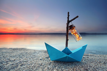 romantischer Abend - leuchtendes Boot am Strand