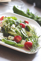 Salat auf dem Teller angerichtet