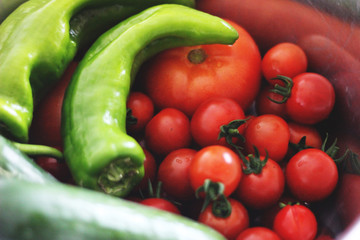 Frisch geerntetes Gemüse aus dem Garten, Paprika und Tomaten