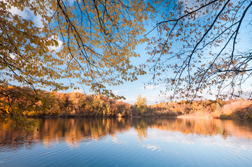 Obraz premium Beautiful Evening on Autumn Pond with Reflection