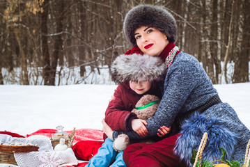 Obraz premium mother with daughter at a winter picnic 16