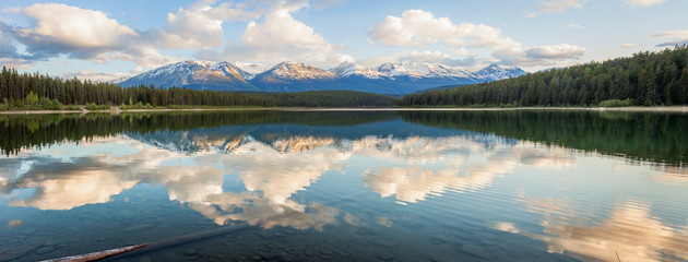 Pyramid Lake in Jasper National Park © Henryk Sadura