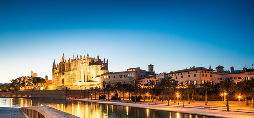 Obraz premium Nocny widok na katedrę Santa Maria w Palma de Mallorca w Hiszpanii.
