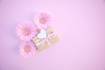 Geschenk mit Herz und Gerbera Blumen 