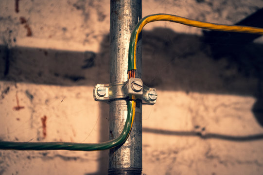 Installation and grounding in an industrial plant