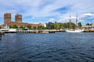 Naklejka premium Wide panorama of Oslo harbour with Oslo City Hall (Radhus) and Akershus fortress, Norway