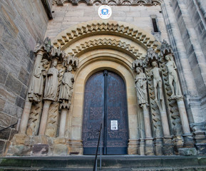 Ein verzierter Nebeneingang des Bamberger Doms.