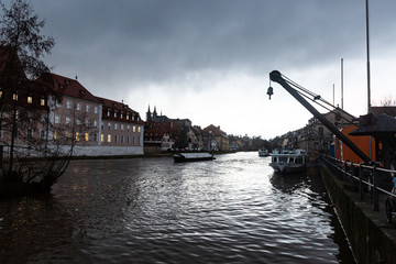 Blick auf die Regnitz, die Schiffe und Boote und Bamberger Architektur am Fluss.