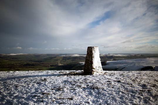 High Peak in the Derbyshire Peak Distriict in Winter views across to Mam-Tor and rush-up edge sitting high above the village of Caslteton 
