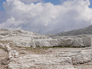 suggestiva immagine  delle montagne dolomitiche in estate