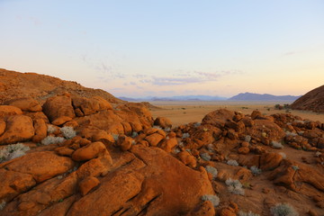 Felsen der Namibwüste im Sonnenuntergang