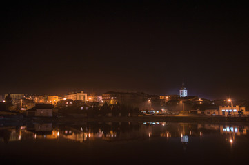 Panorama miasta przy zalewie wieczorową porą, Lipsko