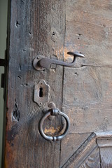 Un'antica maniglia e serratura