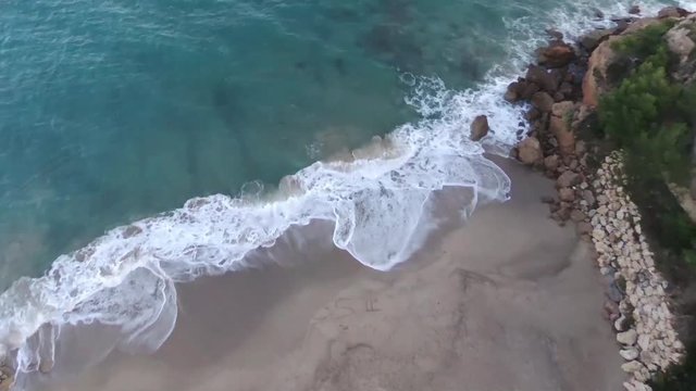 Im&aacute;genes verticales de las olas en una playa de Tarragona durante el invierno