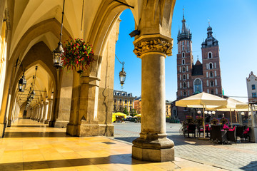 Cloth Hall and St. Mary's Basilica on main Market Square in Krakow, Poland - obrazy, fototapety, plakaty
