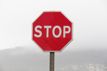 Obraz premium Sinal de transito STOP num fundo cinzento.