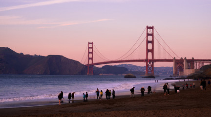 Zonsondergang over de Golden Gate Bridge bij Baker Beach in San Francisco, Californië