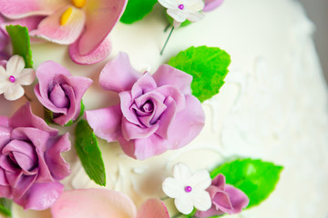 Fototapeta na wymiar wedding cake decoration. beautiful wedding cake with purple orchids. cake in violet tones