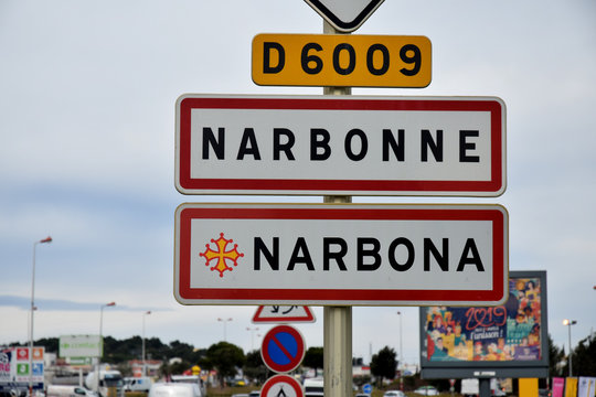 Panneaux routiers entr&eacute;e de Narbonne, Aude, Narbona en Languedocien