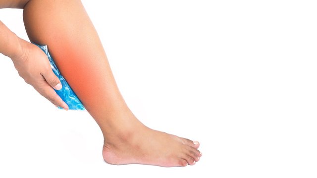 Muscle pain in the legs will be relieved by cold compresses with cool gel.