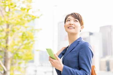 ビジネスウーマン　スマートフォン
