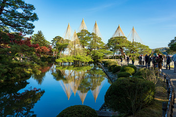 秋の金沢旅行　紅葉の兼六園　霞ヶ池と唐崎松