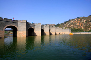 Fototapeta premium China ancient Great Wall building landscape in the water