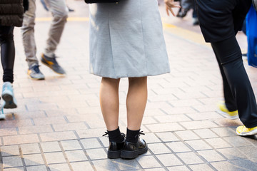 Fototapeta na wymiar 渋谷で待ち合わせの女性の足元