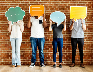Naklejka premium People holding speech bubble icons