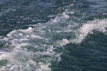 湖の波