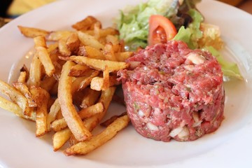 STEAK TARTARE DE BOEUF AVEC FRITES ET SALADE