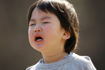 泣く男の子