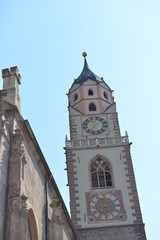 il campanile con l'orologio