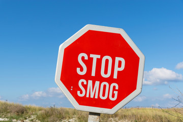 Ein Stoppschild und Smog