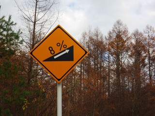 8% ascending traffic sign