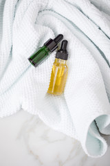 Zwei Flaschen mit Naturkosmetik Serum Grün und Beauty Öl Gelb für Gesicht Haut Schönheit...