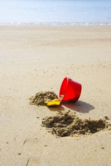 砂遊び　赤いバケツとスコップ　夏休み