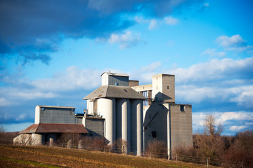 Obraz premium Storage buildings on farmland