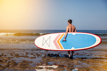 A man goes with a board for glanders on the ocean.