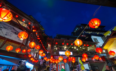 Naklejka premium Piękne Stare Miasto Jiufen z tłumem turystów zwiedzających nocą w Nowym Tajpej na Tajwanie