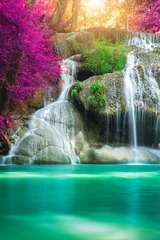  Geweldig in de natuur, prachtige waterval in kleurrijk herfstbos in het herfstseizoen © totojang1977
