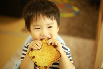 食事する男の子