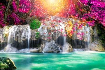 Zelfklevend Fotobehang Geweldig in de natuur, prachtige waterval in kleurrijk herfstbos in het herfstseizoen © totojang1977