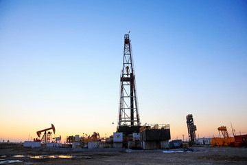 Obraz premium oil drilling derrick, jidong oilfield, caofeidian, hebei, China