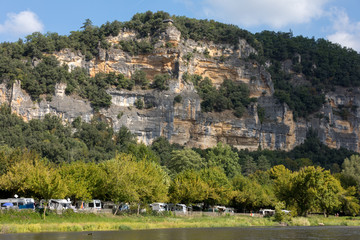 Fototapeta na wymiar Camping along the Dordogne river below the gardens of the Jardins de Marqueyssac. France